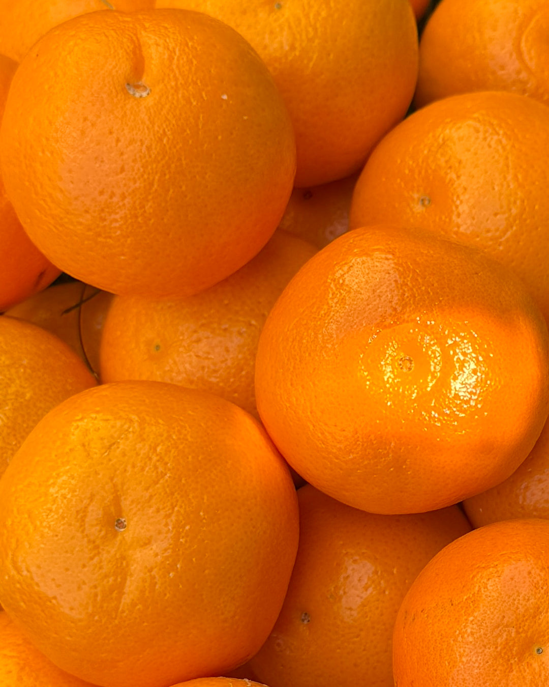 A pile of bright tangerines, the tangerine note in 80° eau de parfum