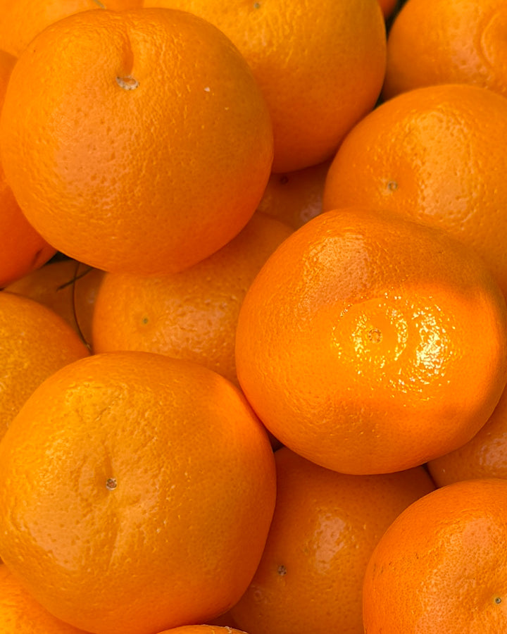 A pile of bright tangerines, the tangerine note in 80° eau de parfum